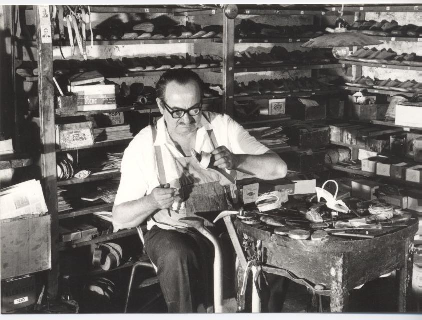 Interno bottega calzolaio con scarpe